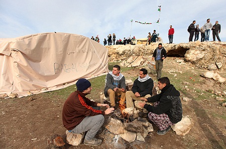 الاحتلال يدمر قرية 