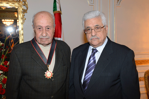 الرئيس يمنح الفريق الركن أحمد عفانة وسام نجمة فلسطين العسكري