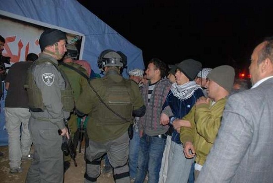 جيش الاحتلال يهدم باب الكرامة ويعتدي على الناشطين