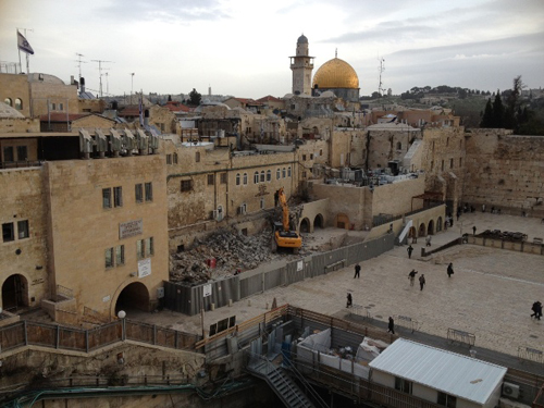 الاحتلال يواصل هدم واجهات أبنية إسلامية عريقة في القدس