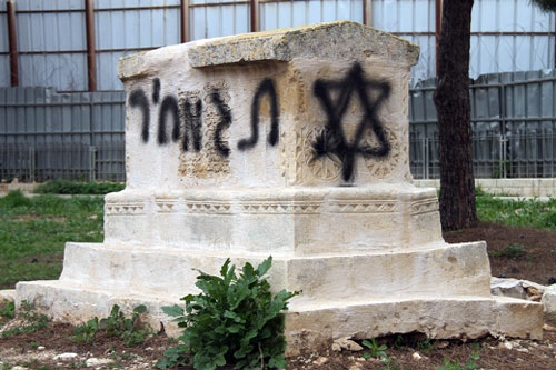 متطرفون يهود يخطون شعارات مسيئة على قبور 