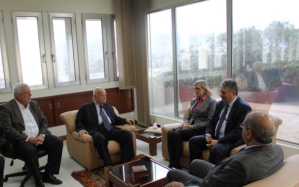 الاغا يبحث مع ديسمور اوضاع اللاجئين الفلسطينيين