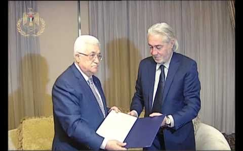 الرئيس يمنح الجنسية الفلسطينية للمخرج السوري الكبير نجدة أنزور