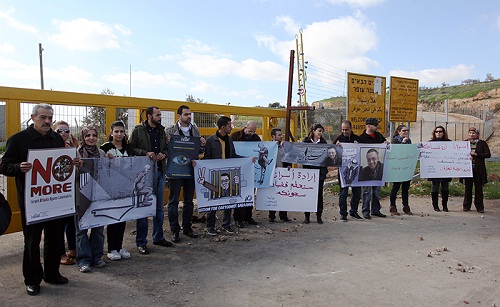 عشرات الصحفيين يعتصمون أمام مدخل سجن عوفر