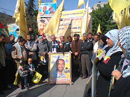 وقفة تضامنية مع الأسرى أمام مقر المفوض السامي لحقوق الإنسان بغزة