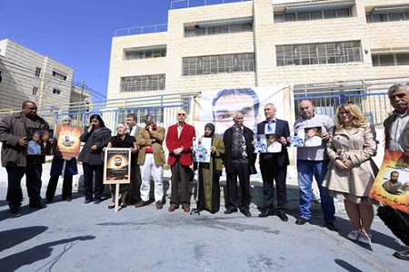 وفد برلماني أوروبي يطالب بالإفراج الفوري عن الأسرى المضربين