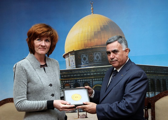 نيابة عن الرئيس: الأعرج يسلم النرويجية أريثون مواطنة الشرف