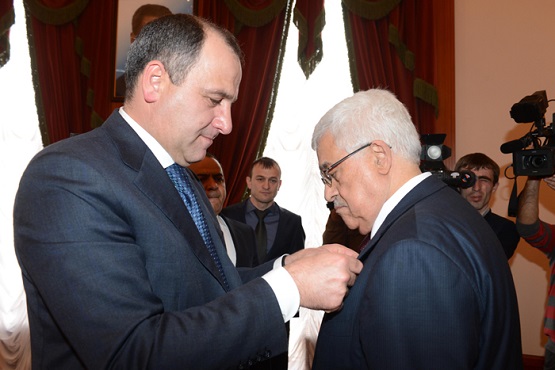 الرئيس رشيد تيميريزوف يقلّد الرئيس وسامين