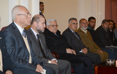 الرئيس يقدم واجب العزاء لذوي الشهداء المعتمرين