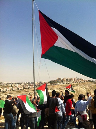 نشطاء يشيدون حيا جديدا في باب الشمس قرب القدس باسم