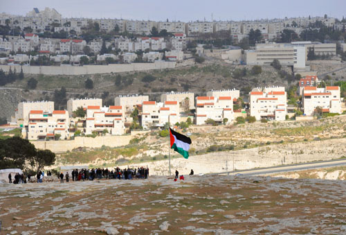 قوات الاحتلال تهدم حي 