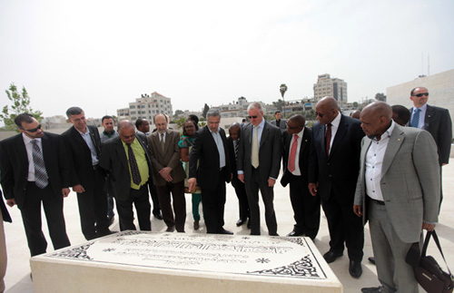 وفد برلماني جنوب إفريقي يزور متحف وضريح الرئيس الشهيد ياسر عرفات