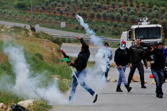 إصابة 13 مواطنا بجروح والعشرات بالاختناق في مسيرات غضب بالضفة