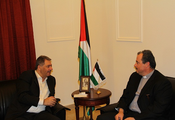 السفير دبور يستقبل راعي كنيسة مار جريس في مخيم ضبية