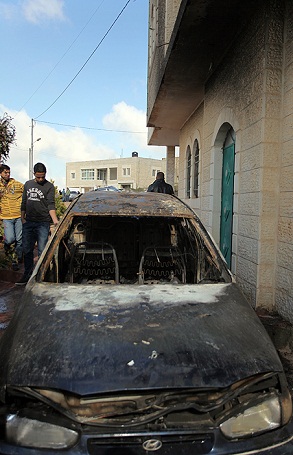 مستوطنون يحرقون عشر مركبات برام الله وقوات الاحتلال تهدم منشآت ومساكن في الأغوار الشمالية