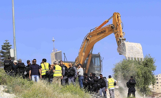الاحتلال يستولي على أراض ويخطر مواطنين باخلاء ارضهما في بيت لحم