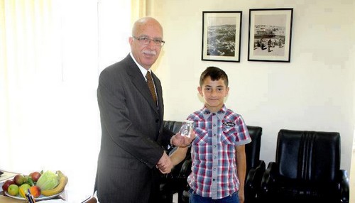 جامعة الخليل تكرم طفلا مبدعا في الرياضيات بمنحه بطاقة جامعية