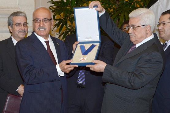 الرئيس يمنح ميدالية الاستحقاق والتميز الذهبية لمدير عام