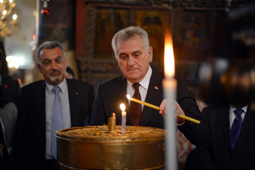 الرئيس الصربي يزور كنيسة المهد ويتجول فيها