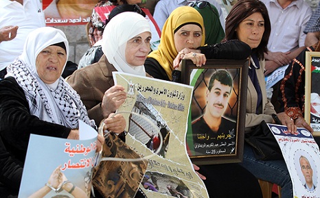 اعتصام في رام الله تضامنا مع الأسرى