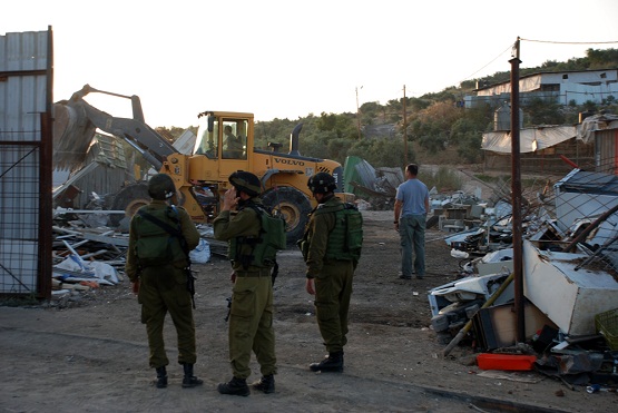 الاحتلال يهدم خمس منشآت تجارية في قرية برطعة بمحافظة جنين