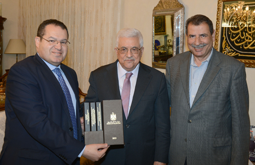 الرئيس يطلع على كتيبات توثق رموز السيادة لدولة فلسطين