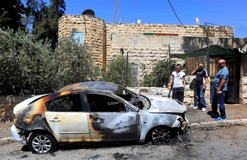 مستوطنون يضرمون النار بمركبة مقدسي في الشيخ جراح