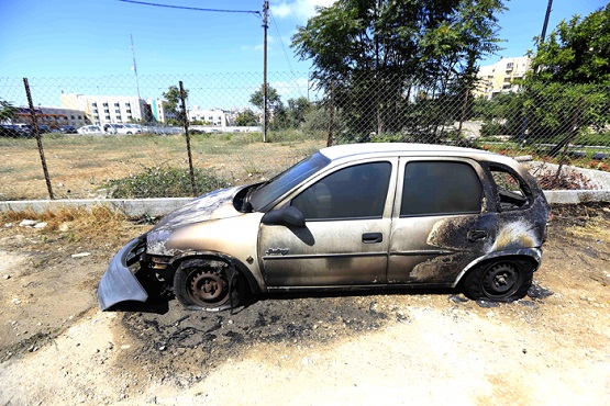 مستوطنون يحرقون مركبتين في الشيخ جراح بالقدس المحتلة