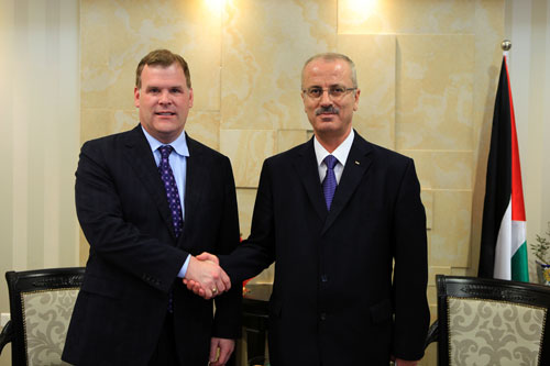 الحمد الله يطلع وزير الخارجية الكندي على التطورات السياسية