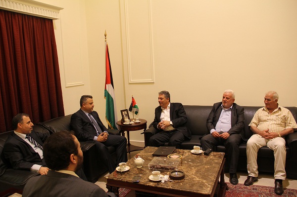 وفد من الحزب السوري القومي الاجتماعي يسلم السفير دبور مذكرة للرئيس محمود عباس