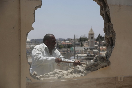 مقدسي يهدم منزله بنفسه بضغط من الاحتلال