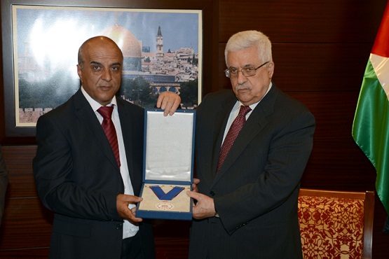 الرئيس يقلد الفنان بدوان ميدالية الاستحقاق والتميز الذهبية