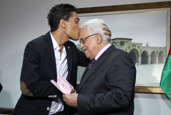 الرئيس يمنح عساف لقب سفير فلسطين للنوايا الحسنة