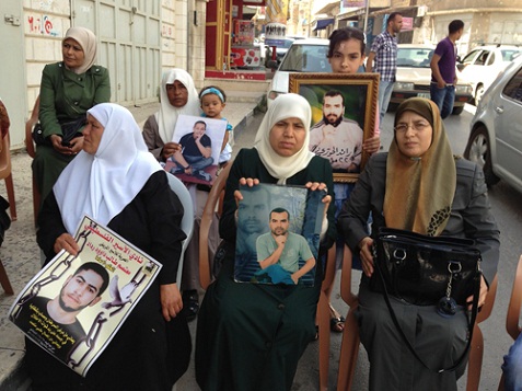 طولكرم: ذوو الأسرى يطالبون بالإفراج عن الأسير المريض معتصم رداد والأسرى المرضى