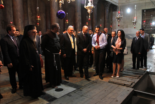 رئيس الوزراء الايطالي يزور كنيسة المهد