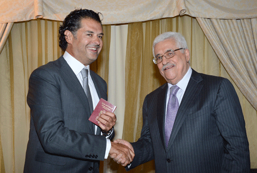 الرئيس يستقبل الفنان راغب علامة ويمنحه جوازا دبلوماسيا فلسطينيا