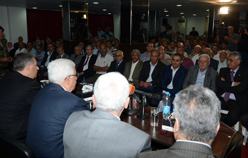 الرئيس يعقد سلسلة لقاءات في سفارة فلسطين في بيروت