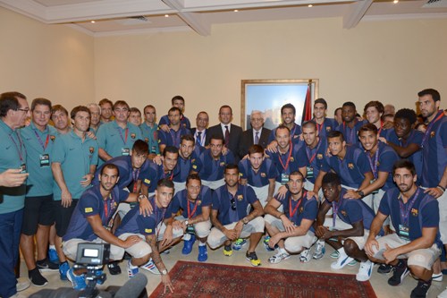 الرئيس لدى استقباله فريق نادي برشلونة: في المرة القادمة ستأتون إلينا محتفلين بالسلام