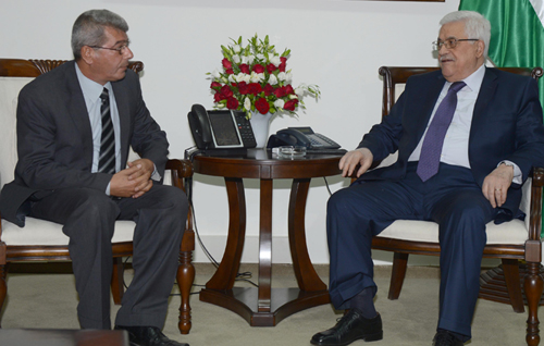 الرئيس لدى استقباله قراقع: الإفراج عن الأسرى سيعزز من فرص تحقيق السلام