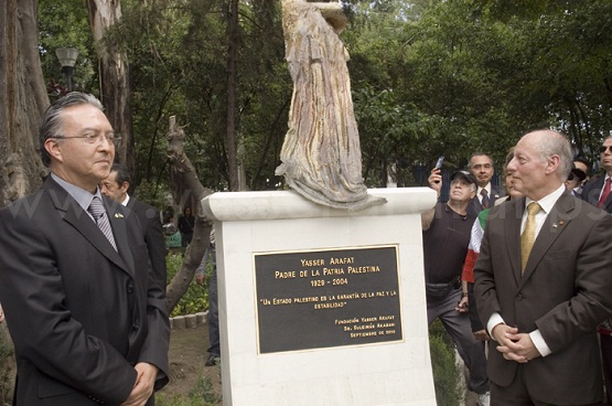 زراعة شجرة زيتون في ساحة الرئيس الشهيد ياسر عرفات في العاصمة المكسيكية