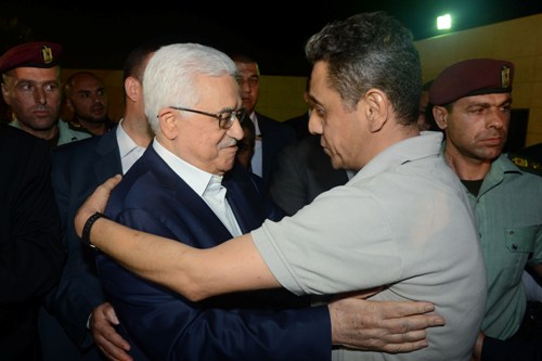 الرئيس يستقبل الأسرى المحررين