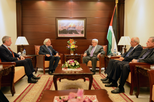 الرئيس يستقبل المبعوث الأميركي لعملية السلام في مقر الرئاسة