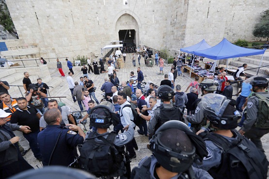 قوات خاصة تقتحم الأقصى وتحاصر المصلين