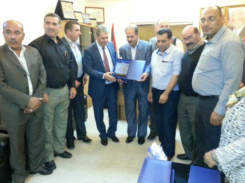 السفير يكرم وفد اقليم الخليل