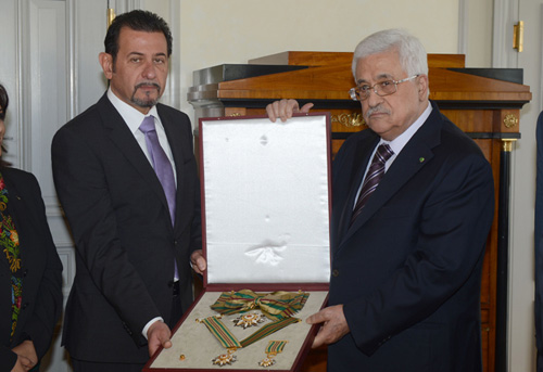 الرئيس يمنح الراحل حيدر عبد الشافي وسام نجمة الشرف من الدرجة العليا