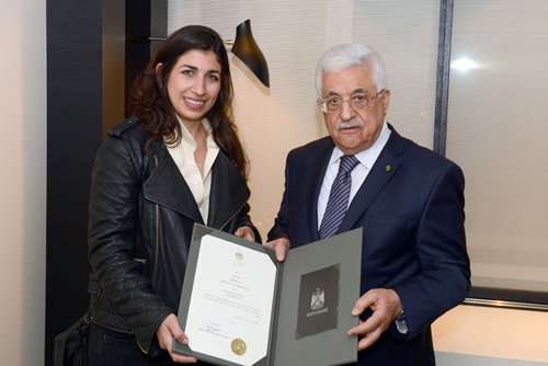 الرئيس يمنح المرحوم السفير شوقي أرملي وسام الاستحقاق والتميز