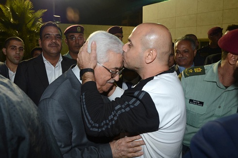 الرئيس يستقبل الأسرى المحررين وأسرى غزة يصلون القطاع