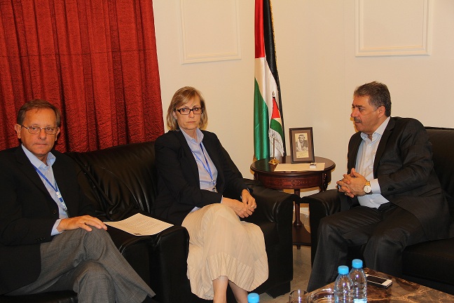 السفير دبور يستقبل مدير عام الانروا ديسمور