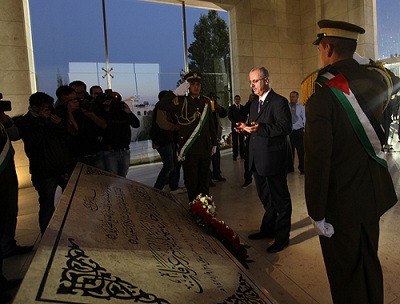 نيابة عن الرئيس: الحمد الله يضع إكليلا من الزهور على ضريح الشهيد عرفات