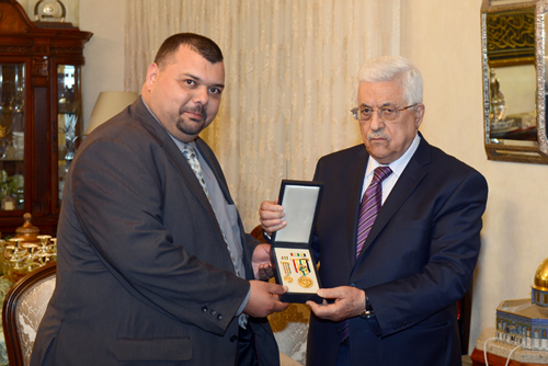 الرئيس يمنح اللواء سمير السكسك تشكيلاً من الأنواط والميداليات